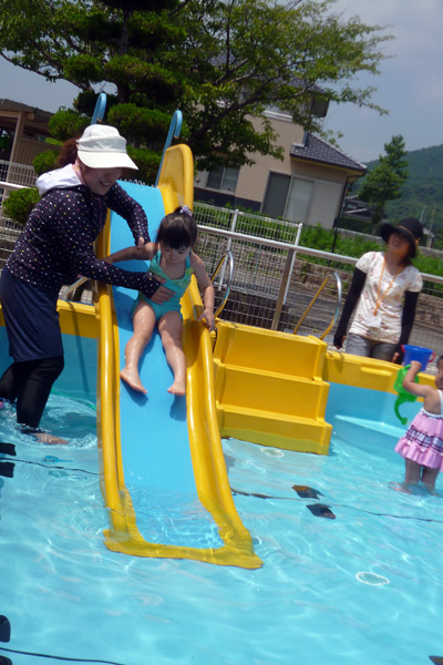 山口県防府市の幼稚園 玉祖幼稚園（たまのやようちえん）子育て支援  にこにこ元気っ子クラ 平成27年7月にこにこ元気っ子クラブ　プール