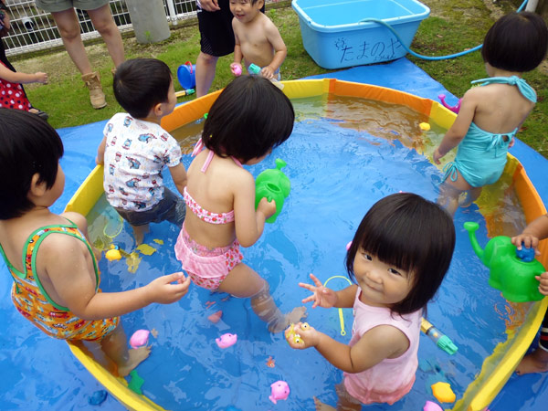 山口県防府市の幼稚園 玉祖幼稚園（たまのやようちえん）子育て支援 にこにこ元気っ子クラブ 平成26年7月にこにこ元気っ子クラブ　水遊び