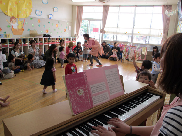 山口県防府市の幼稚園 玉祖幼稚園（たまのやようちえん）子育て支援 にこにこ元気っ子クラブ 平成25年5月にこにこ元気っ子クラブ　リズム遊び