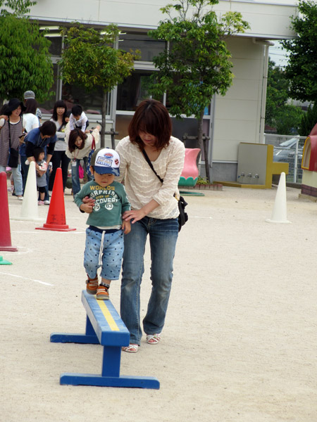 山口県防府市の幼稚園 玉祖幼稚園（たまのやようちえん）子育て支援 にこにこ元気っ子クラブ 平成25年5月にこにこ元気っ子クラブ　平均台