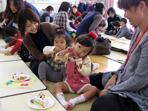 山口県防府市の幼稚園 玉祖幼稚園（たまのやようちえん）子育て支援 にこにこ元気っ子クラブ　風景　おやつ