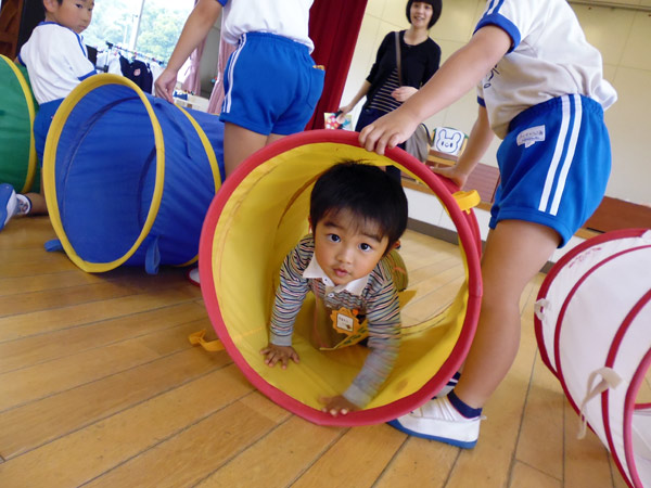 山口県防府市の幼稚園 玉祖幼稚園（たまのやようちえん）子育て支援 にこにこ元気っ子クラブ 平成26年6月にこにこ元気っ子クラブ　室内遊び