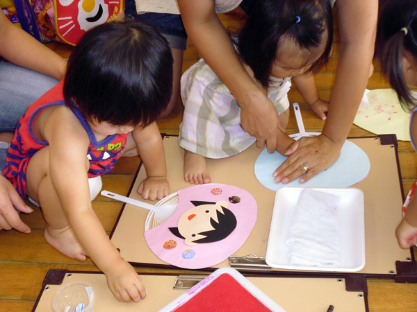 山口県防府市の幼稚園 玉祖幼稚園（たまのやようちえん）子育て支援 にこにこ元気っ子クラブ 平成26年7月にこにこ元気っ子クラブ　うちわ作り