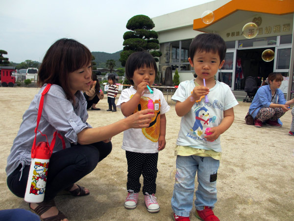 山口県防府市の幼稚園 玉祖幼稚園（たまのやようちえん）子育て支援 にこにこ元気っ子クラブ 平成25年6月にこにこ元気っ子クラブ　シャボン玉