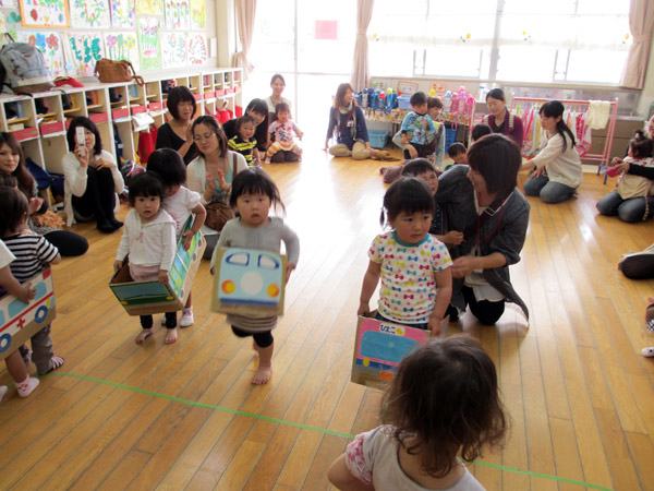 山口県防府市の幼稚園 玉祖幼稚園（たまのやようちえん）子育て支援 にこにこ元気っ子クラブ 平成25年5月にこにこ元気っ子クラブ　リトミック