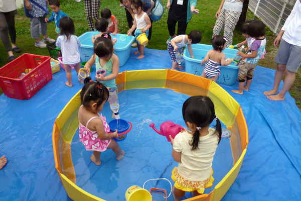 山口県防府市の幼稚園 玉祖幼稚園（たまのやようちえん）子育て支援  にこにこ元気っ子クラ 平成27年7月にこにこ元気っ子クラブ　水遊び