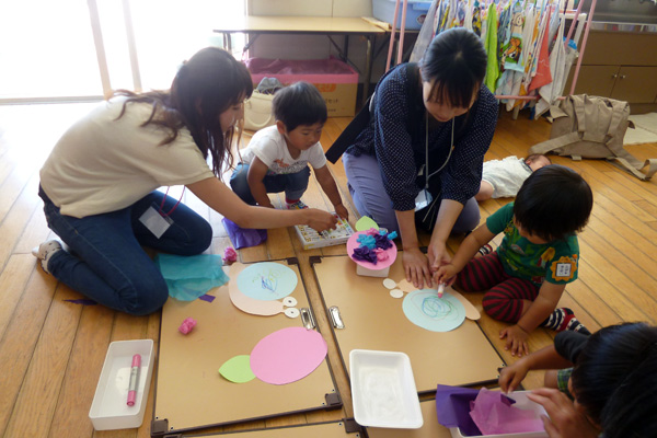 山口県防府市の幼稚園 玉祖幼稚園（たまのやようちえん）子育て支援  にこにこ元気っ子クラ 平成27年6月にこにこ元気っ子クラブ　屋内遊び