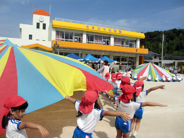 山口県防府市の幼稚園 玉祖幼稚園（たまのやようちえん）子育て支援  にこにこ元気っ子クラ 平成27年10月にこにこ元気っ子クラブ　運動会　演技