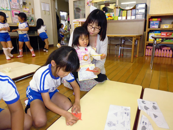 山口県防府市の幼稚園 玉祖幼稚園（たまのやようちえん）子育て支援 にこにこ元気っ子クラブ 平成26年6月にこにこ元気っ子クラブ　折り紙