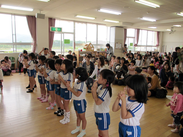 山口県防府市の幼稚園 玉祖幼稚園（たまのやようちえん）子育て支援 にこにこ元気っ子クラブ 平成25年5月にこにこ元気っ子クラブ　体操