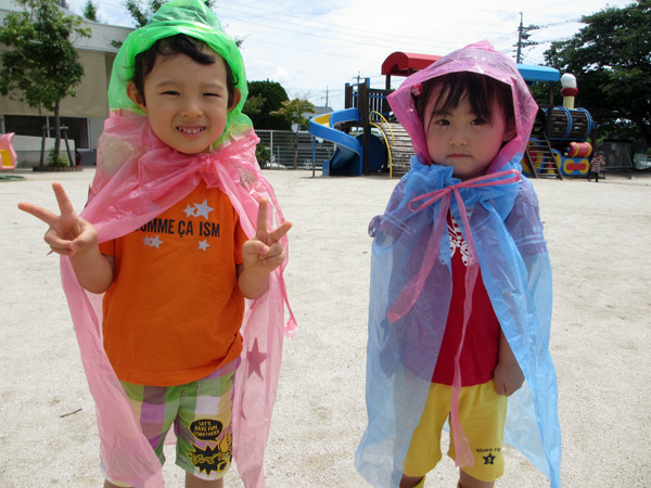 山口県防府市の幼稚園 玉祖幼稚園（たまのやようちえん）子育て支援 にこにこ元気っ子クラブ 平成25年6月にこにこ元気っ子クラブ　レインコート