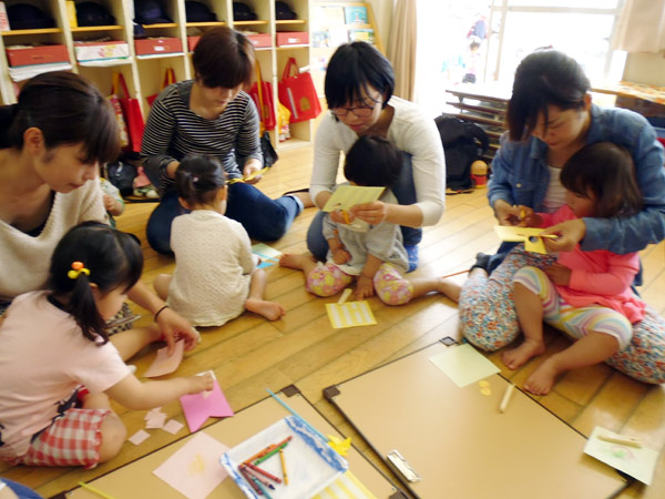 山口県防府市の幼稚園 玉祖幼稚園（たまのやようちえん）子育て支援 にこにこ元気っ子クラブ 平成26年6月にこにこ元気っ子クラブ　こいのぼり作り