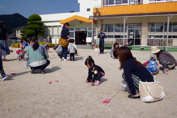 山口県防府市の幼稚園 玉祖幼稚園（たまのやようちえん）子育て支援  にこにこ元気っ子クラ 平成27年10月にこにこ元気っ子クラブ　お遊び