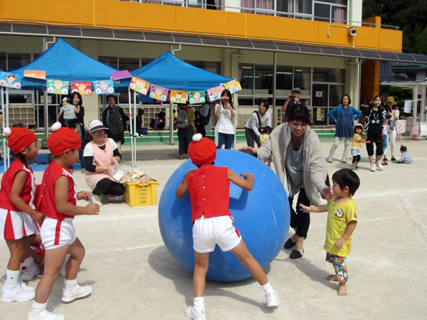 山口県防府市の幼稚園 玉祖幼稚園（たまのやようちえん）子育て支援  にこにこ元気っ子クラ 平成27年10月にこにこ元気っ子クラブ　たまころがし