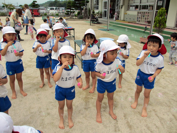 山口県防府市の幼稚園 玉祖幼稚園（たまのやようちえん）子育て支援 にこにこ元気っ子クラブ 平成25年6月にこにこ元気っ子クラブ　みんなでシャボン玉