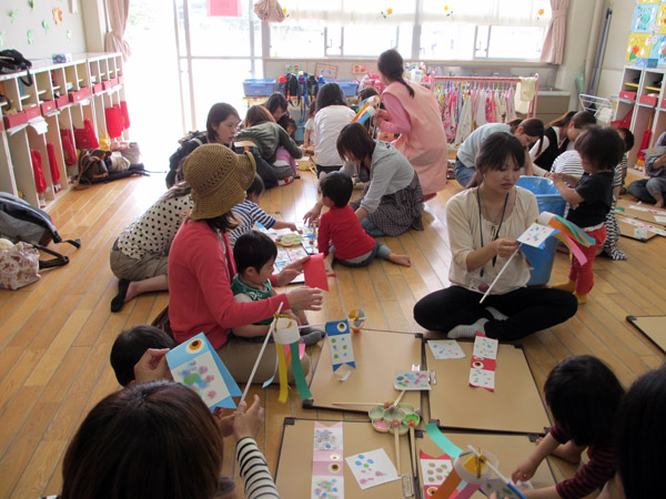 山口県防府市の幼稚園 玉祖幼稚園（たまのやようちえん）子育て支援 にこにこ元気っ子クラブ 平成25年5月にこにこ元気っ子クラブ　こいのぼり作り