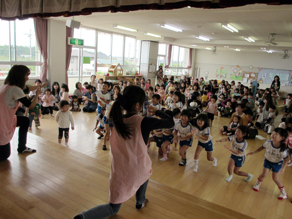 山口県防府市の幼稚園 玉祖幼稚園（たまのやようちえん）子育て支援 にこにこ元気っ子クラブ 平成25年5月にこにこ元気っ子クラブ　みんなで遊ぶ